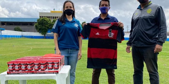 Flamengo entrega kits ao Itaboraí Profute
