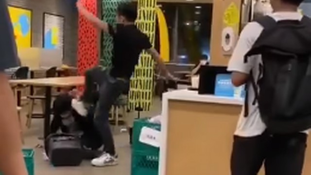 Gerente de lanchonete em Hong Kong é agredido por cliente sem máscara; vídeo