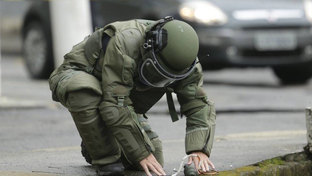 Granada é encontrada por moradores e detonada pelo Esquadrão Antibombas em rua de Niterói