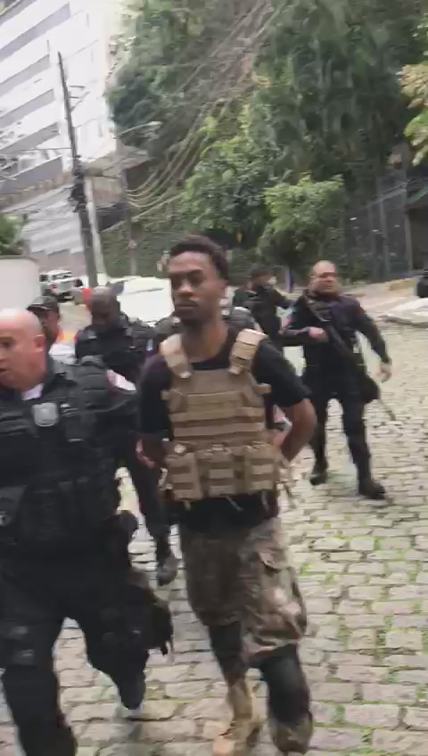 Segurança do traficante Jhonny Bravo, da Rocinha, é preso na Zona Sul