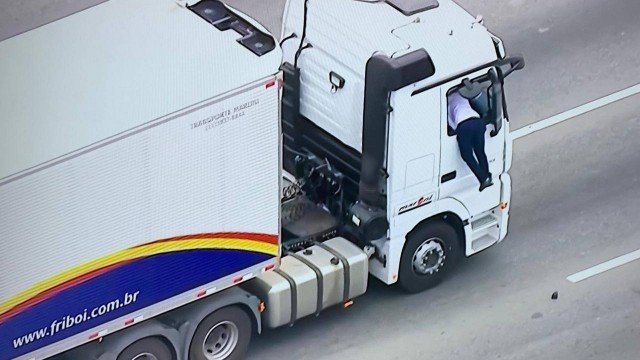 Homens roubam caminhão com carga de carne em Duque de Caxias, na Baixada Fluminense