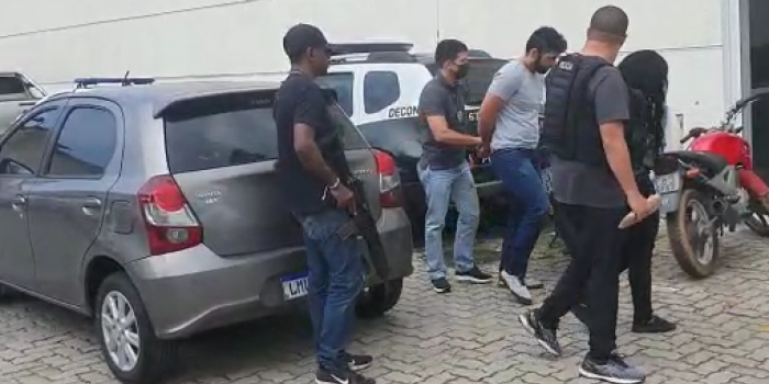 Casal é preso após tentar vender carro roubado para PM na Baixada Fluminense