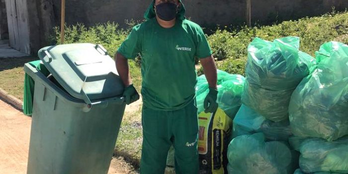Os garis comunitários de São João de Meriti: funcionários da Mais Verde coletam o lixo a pé em áreas de difícil acesso