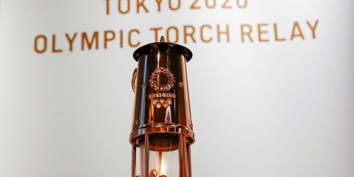 Chama olímpica passa a ser exibida em Tóquio como símbolo de esperança
