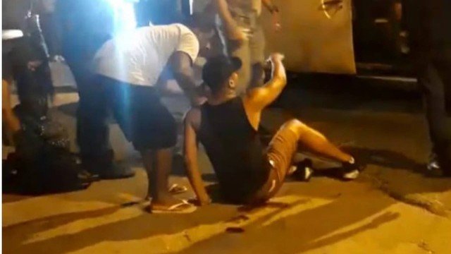 Motorista de van é baleado por PM após discussão próximo ao Complexo do Alemão, no Rio