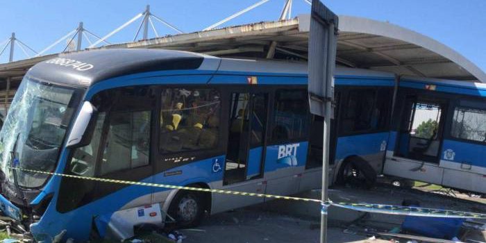 BRT invade estação Interlagos, na Barra, após desviar de viatura da PM