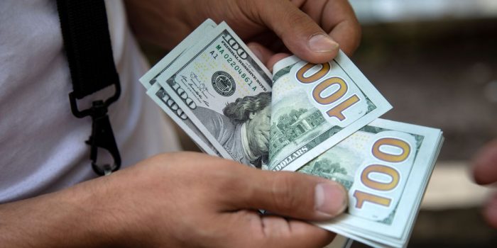 Dólar cai para R$ 5,35 com alívio internacional