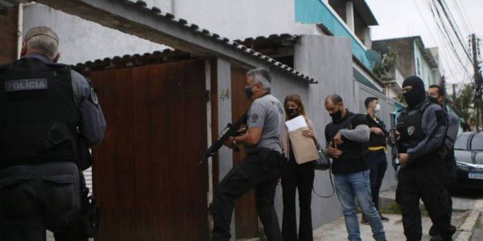 Operação mira ex-vereador Cristiano Girão, Ronnie Lessa e PM por morte de casal