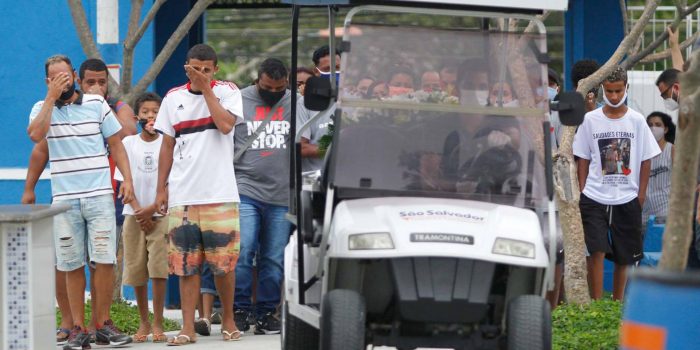 Corpo  de Menino de 7 anos morto após ser atingido por postes é enterrado em Nova Iguaçu