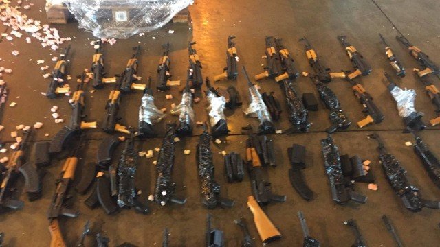 Polícia prende homem envolvido com carga de 60 fuzis vindos de Miami, apreendida no Galeão em 2017