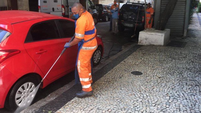Rua em Copacabana onde homem morreu após ser atingido por botijão de gás passa por limpeza