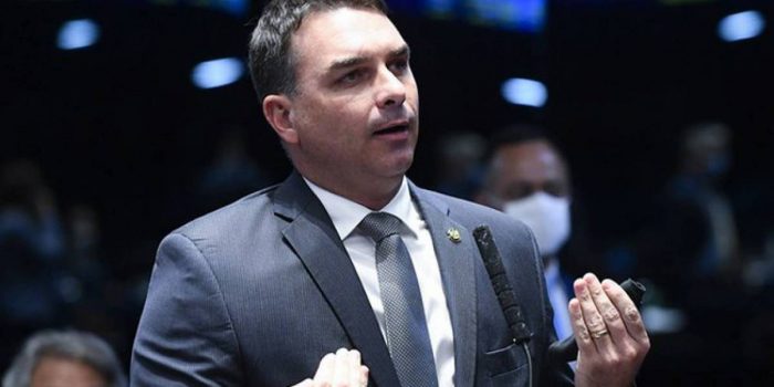 MPRJ pede renúncia e indenização milionária caso Flávio Bolsonaro seja condenado