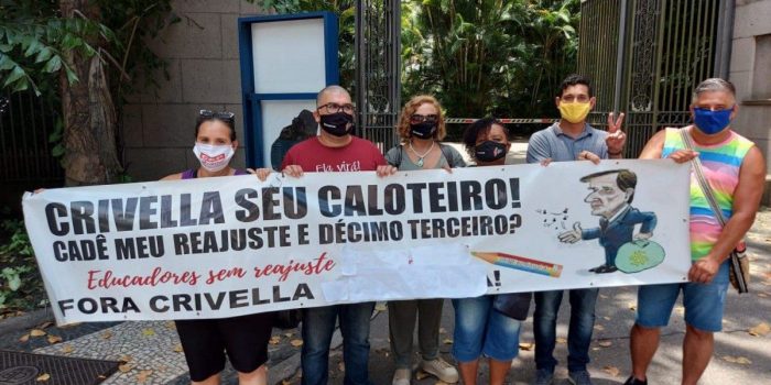Profissionais de educação do Rio protestam pelo fechamento das escolas e pagamento do 13º