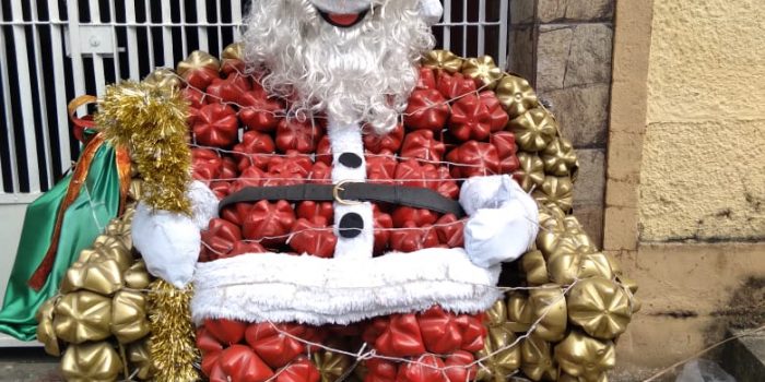 Artesã da Baixada encanta com decoração de Natal confeccionada com garrafas pet