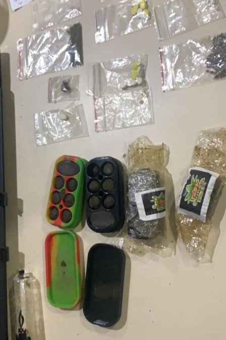 Universitário preso com drogas sintéticas planejava vender material em festa rave, diz polícia