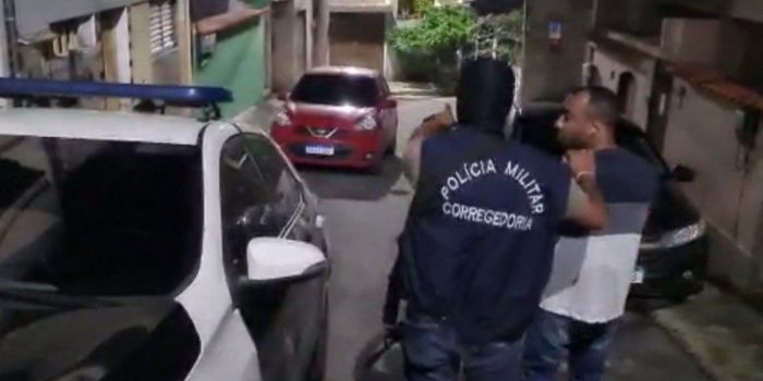 Polícia faz operação para prender PM suspeito de chefiar milícia