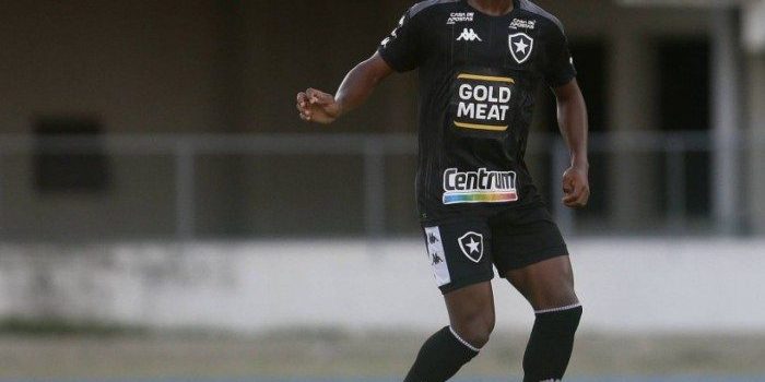 Atacante do Botafogo se desculpa por jogar pelada em meio à pandemia: ‘Fui irresponsável’
