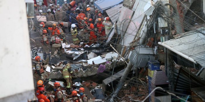 Bombeiros resgatam mulher sob escombros de prédio que desabou
