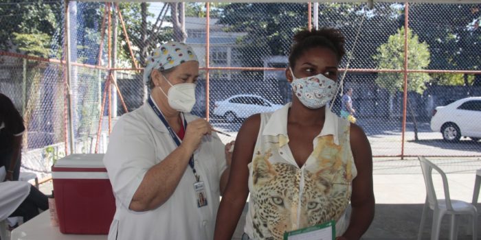 Nova Iguaçu acelera a vacinação entre pessoas de 51 a 48 anos