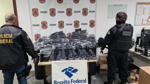 Quase 500 carregadores de fuzil e pistola são apreendidos na Zona Norte do Rio