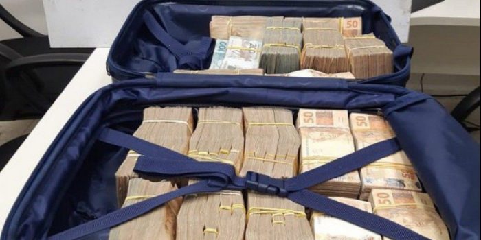 PRF apreende mala de passageira com meio milhão de reais em fiscalização na Dutra