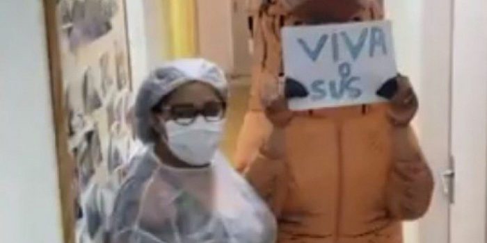 Mulher usa fantasia de dinossauro para se vacinar contra a Covid-19 em Niterói