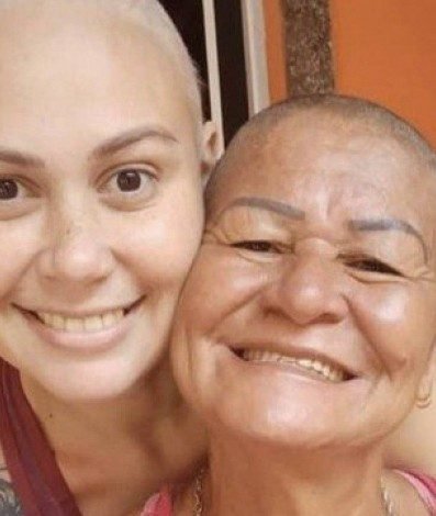 Morre mulher que viralizou ao postar vídeo da mãe raspando cabelo para apoiá-la