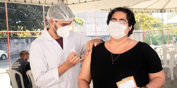 Nova Iguaçu vacina pessoas de 44 anos nesta terça-feira (6)