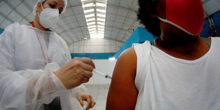 Nova Iguaçu vacina pessoas de 24 anos nesta quarta-feira (18)