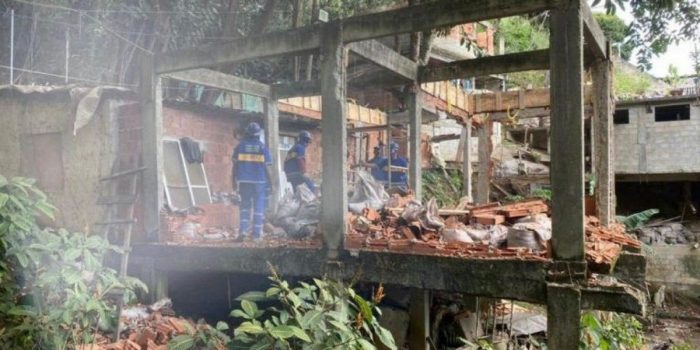 Construções irregulares são demolidas no Morro da Babilônia pela Prefeitura do Rio