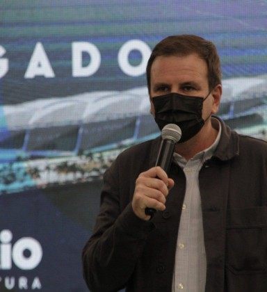Prefeitura do Rio planeja liberar uso de máscaras e público em boates e estádios em três etapas