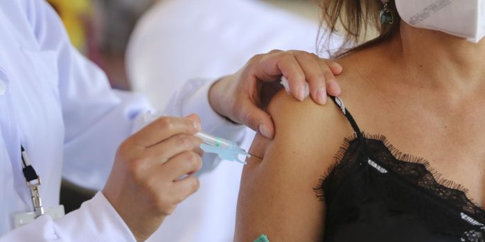 Nova Iguaçu segue vacinação contra COVID-19 nesta terça-feira