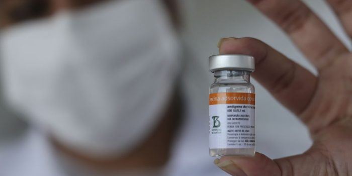 Caxias vacina pessoas com segunda dose da Coronavac