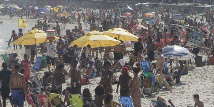 Com sábado ensolarado, cariocas lotam praias da Zona Sul do Rio