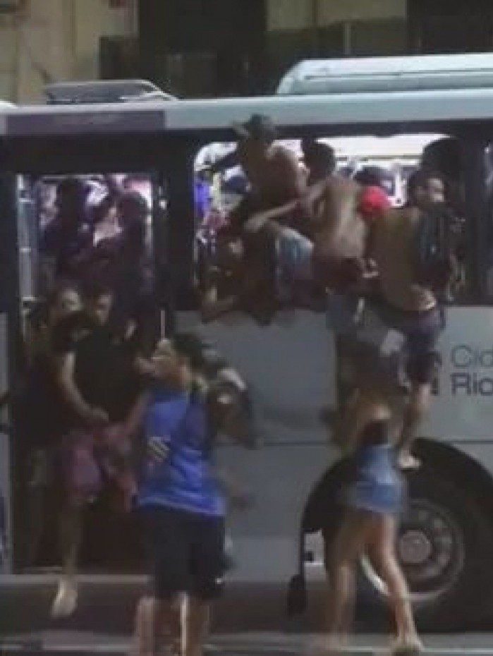 Aglomeração e 30 ônibus depredados: saída de praia em Copacabana é marcada por confusões