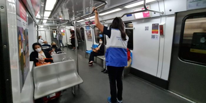 MetrôRio recebe rondas em vagões femininos e ônibus lilás por 15 anos da Lei Maria da Penha