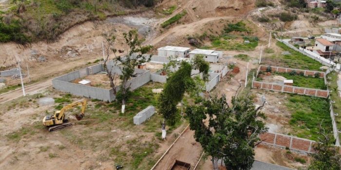 Prefeitura do Rio demole condomínio construído ilegalmente em Campo Grande