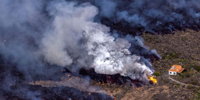 Vulcão de La Palma volta a lançar cinzas; lava se aproxima do mar