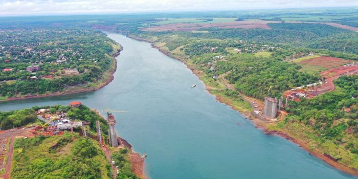 De rio poderoso a fio de água barrenta, Paraná aciona alarme climático