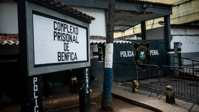Agente penitenciário é preso por suspeita de estuprar detenta em cadeia de Benfica