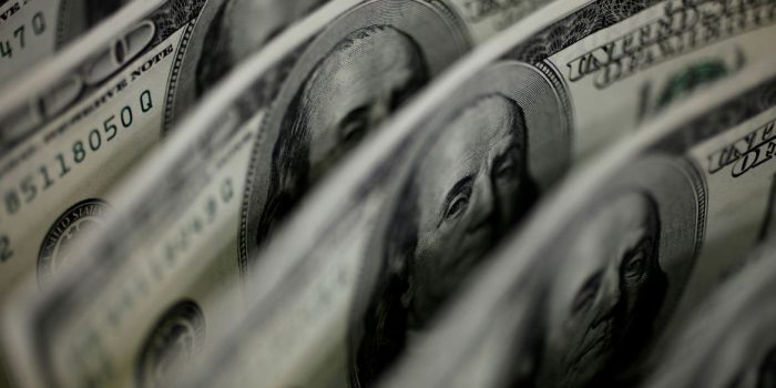 Dólar fecha abaixo de R$ 5,50 pela primeira vez em 25 dias