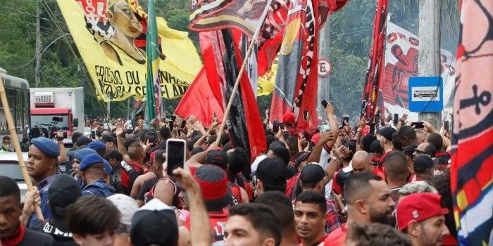 Saída do Flamengo do Ninho do Urubu tem confusão e gás de pimenta