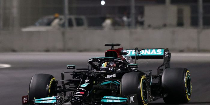 Verstappen merece pole na disputa pelo título, diz Hamilton