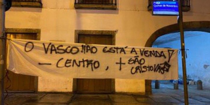 Torcida protesta com faixas em São Januário: ‘O Vasco não está a venda’; veja fotos