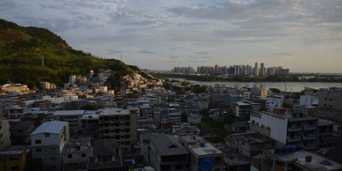 Operação demole sete prédios ilegais em área de milícia no Rio