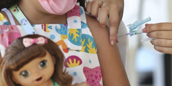 Crianças de 11 anos são vacinadas contra covid-19 em Mesquita