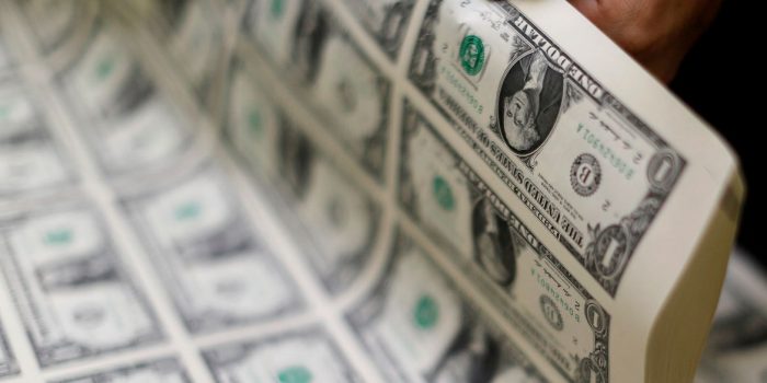 Dólar cai para R$ 5 pela primeira vez em oito meses
