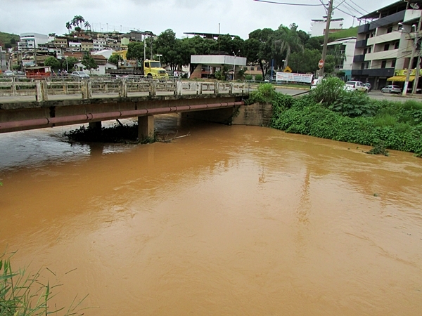 Transbordamento de rios provoca alertas no noroeste do estado do Rio