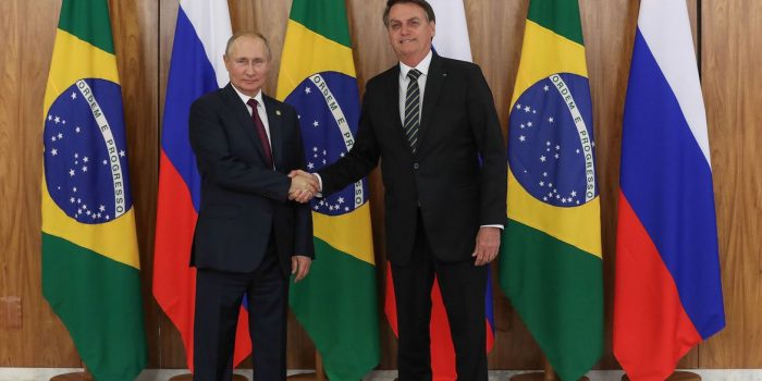 Bolsonaro embarca nesta segunda-feira para encontro com Putin na Rússia