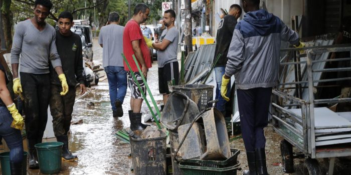 Sobe para 208 mortes confirmadas após temporal em Petrópolis